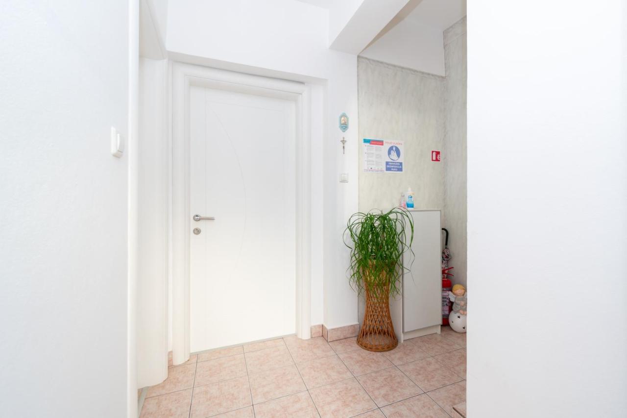 Apartments By The Sea Mandre, Pag - 4093 Kolan Exterior foto